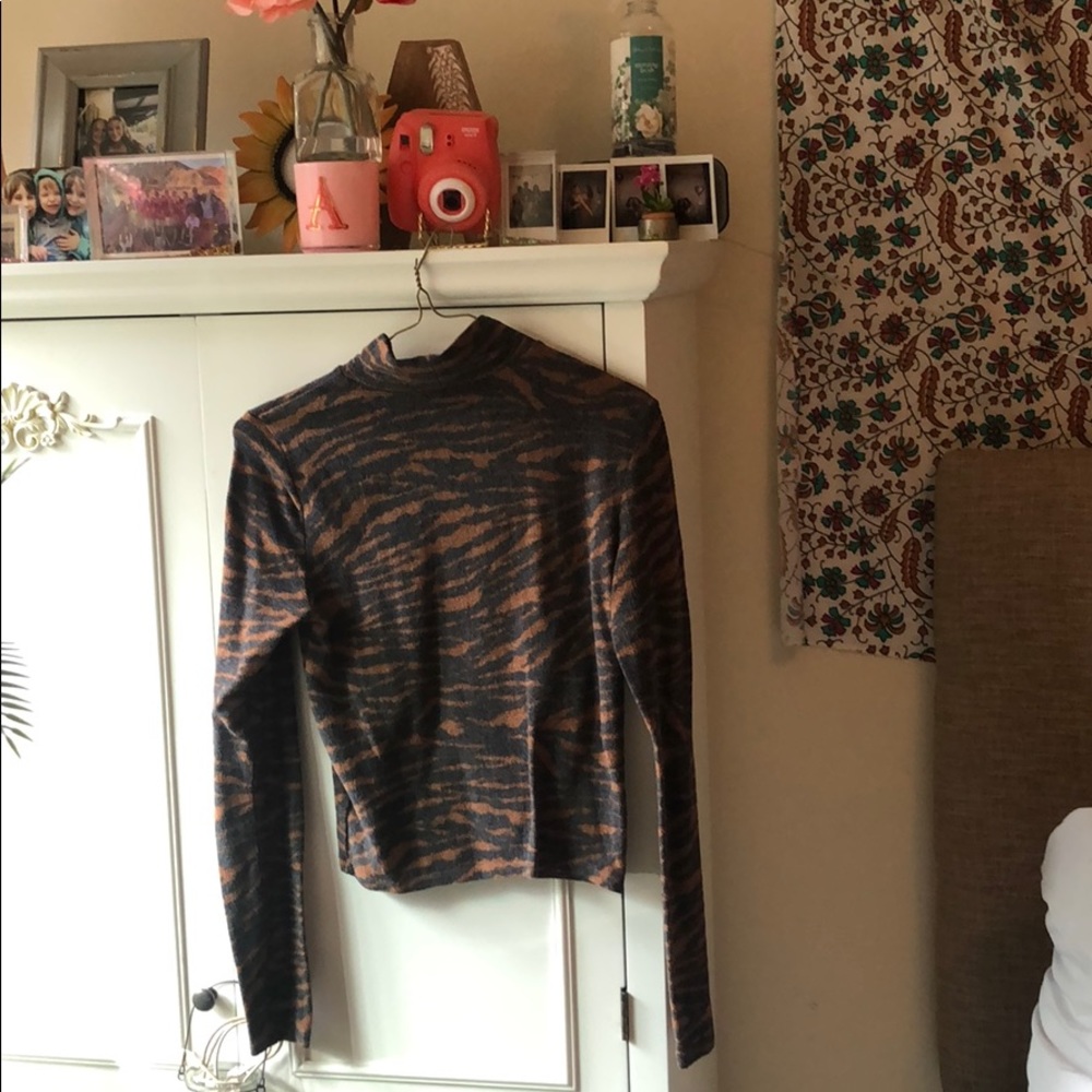 Forever 21 small long sleeve sweater shirt
